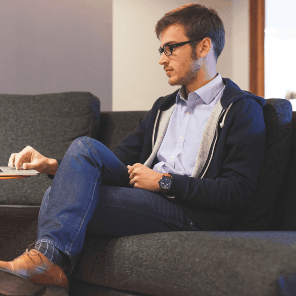 hombre sentado con ordenador