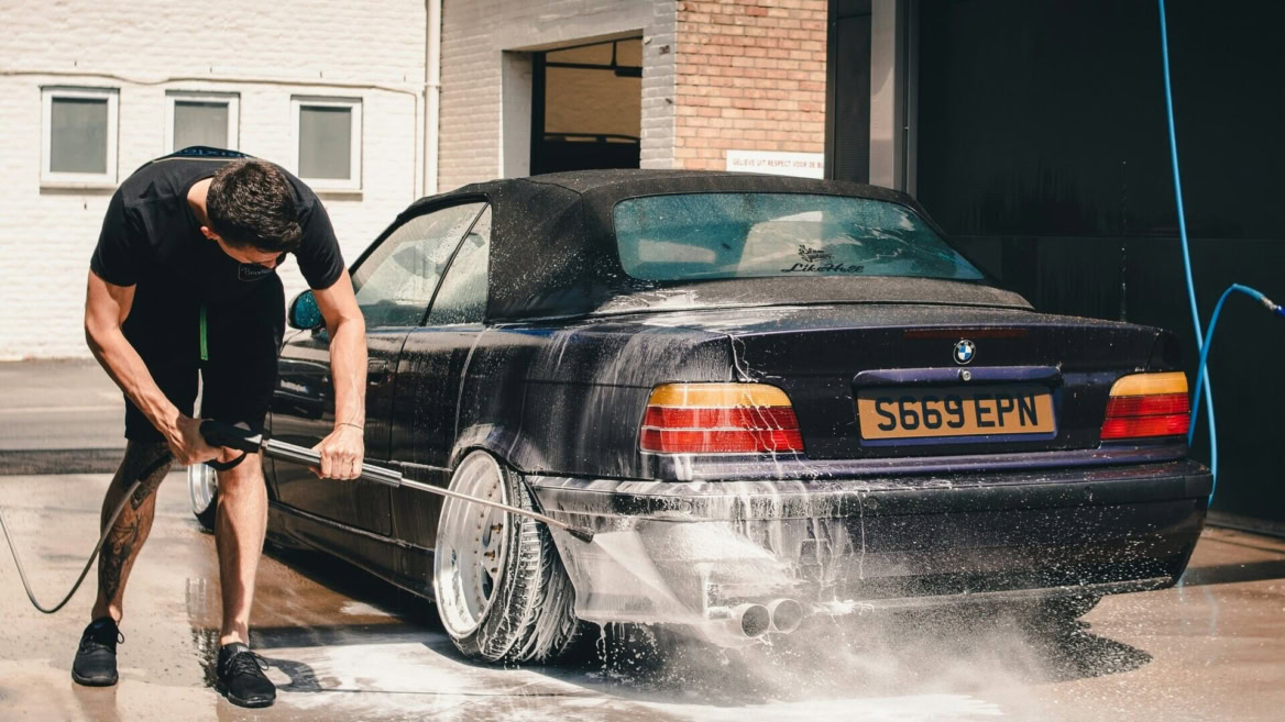 homme à une station de lavage auto