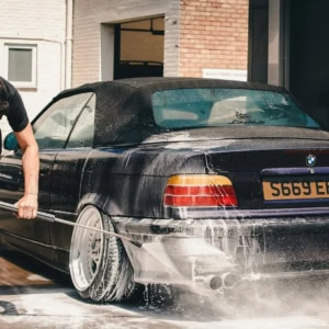 homme à une station de lavage auto