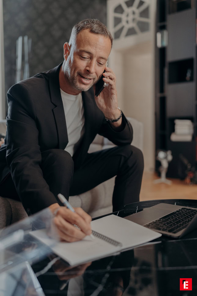 homme d’affaires au téléphone et notes au bureau