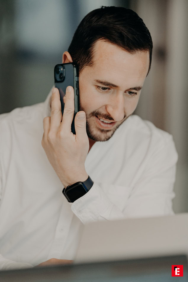 professionnel en appel sur smartphone au bureau