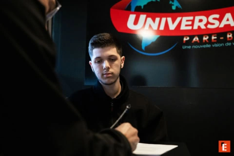 homme À laccueil remplissant un formulaire