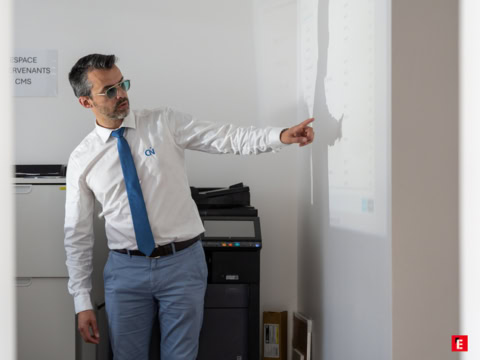 homme au bureau pointant une projection professionnelle
