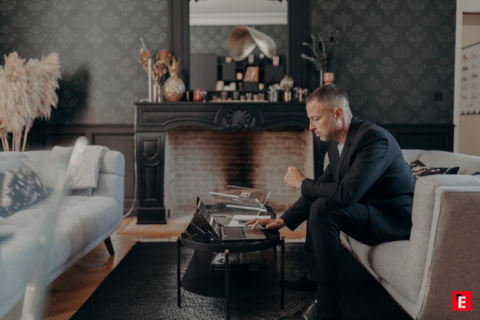 homme d’affaires dans salon moderne avec ordinateur portable