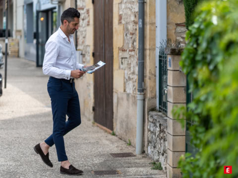 homme marchant en ville avec une carte