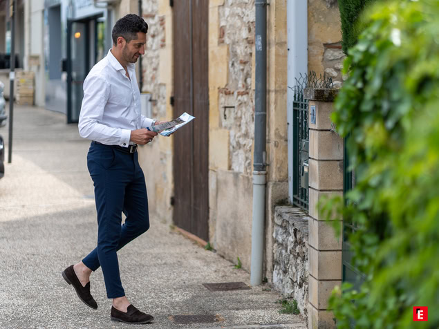 homme marchant en ville avec une carte