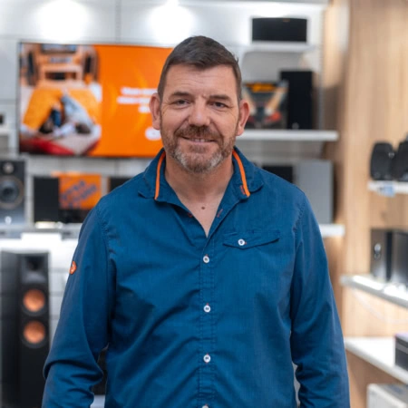 conseiller audio en showroom devant enceintes hi‑fi bose