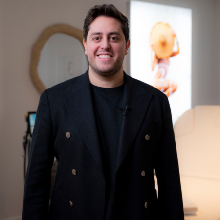 portrait dhomme souriant en spa esthétique moderne