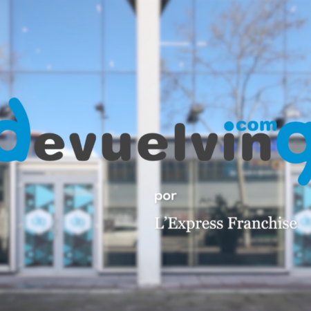 fachada de vidrio con logo devuelving y detalles turquesa