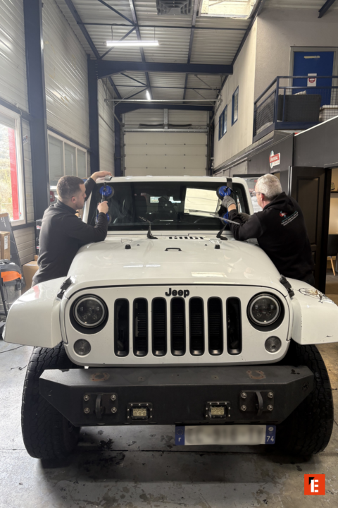 remplacement de pare brise jeep en garage