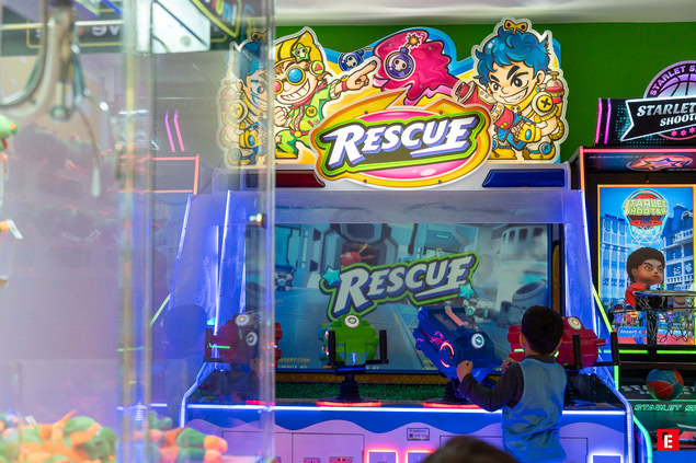 enfant jouant À rescue dans une arcade colorée