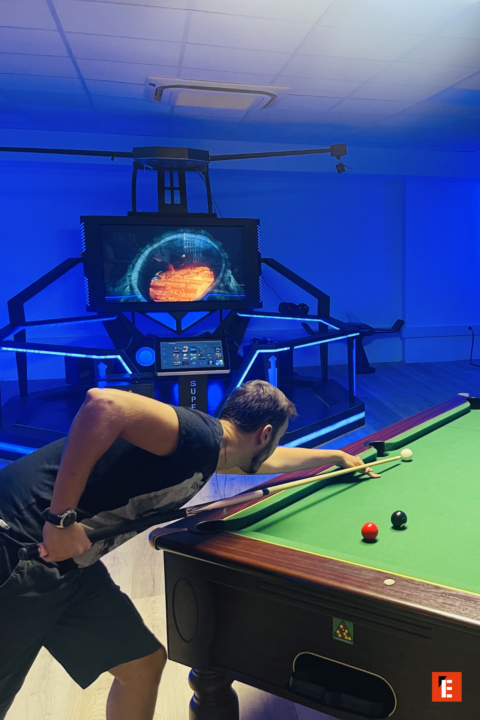 joueur de billard sous lumière bleue et simulateur