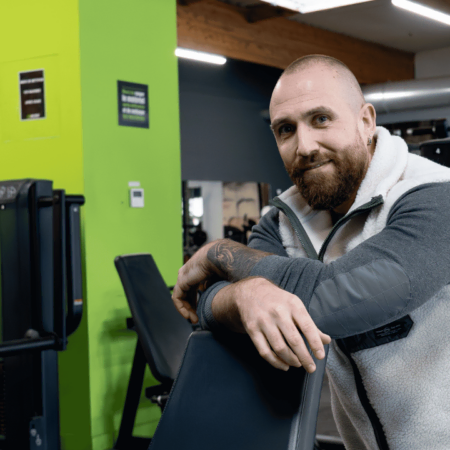 kévin joguin franchisé fitacces posant pour son interview