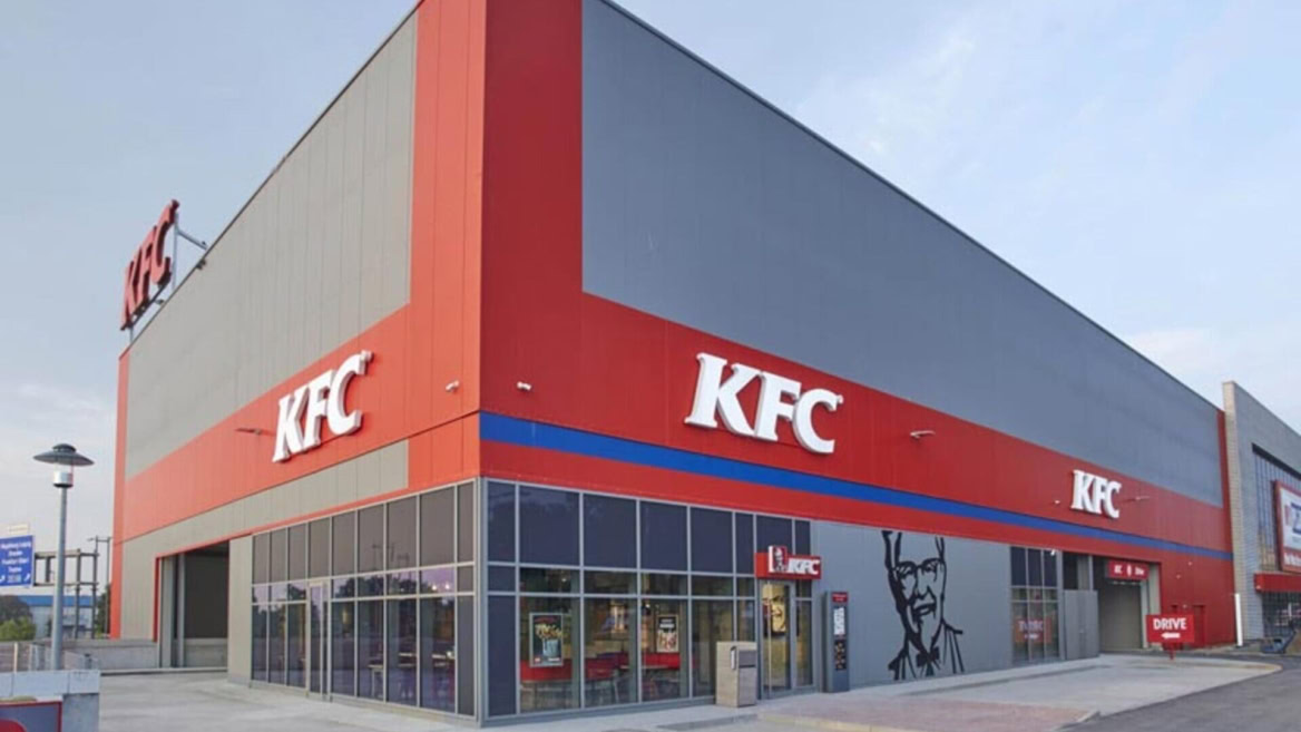 kfc fassade mit rotem band und drive in