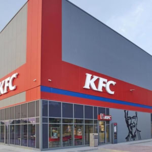 kfc fassade mit rotem band und drive in