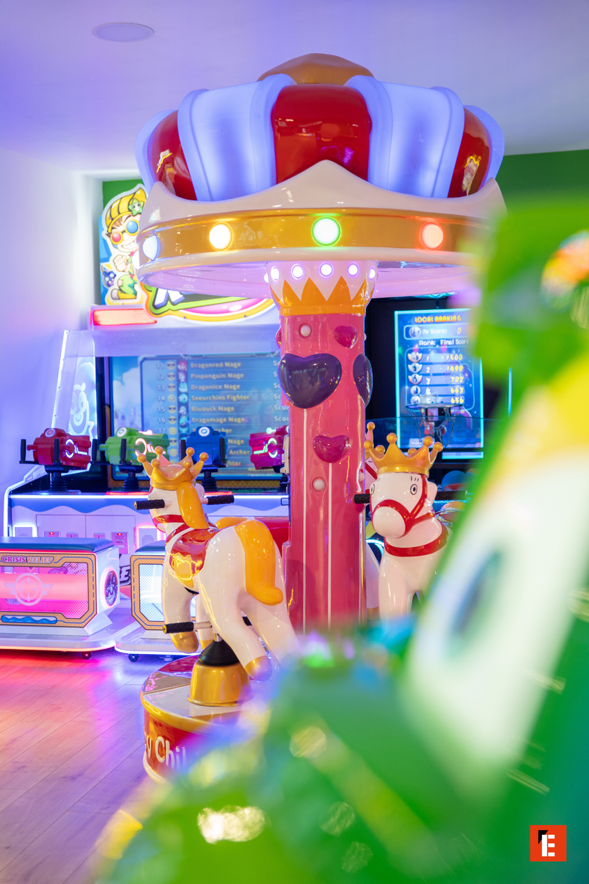 manège pour enfants dans arcade aux néons