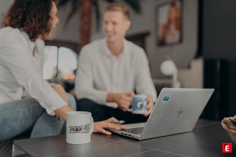 réunion décontractée avec laptop hp et café