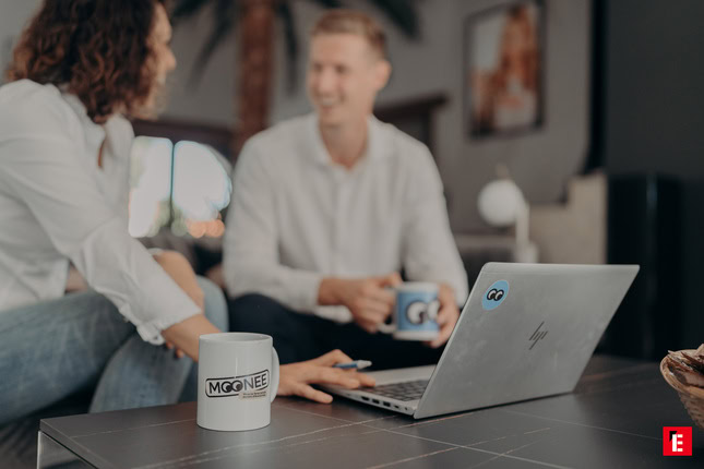 réunion décontractée avec laptop hp et café