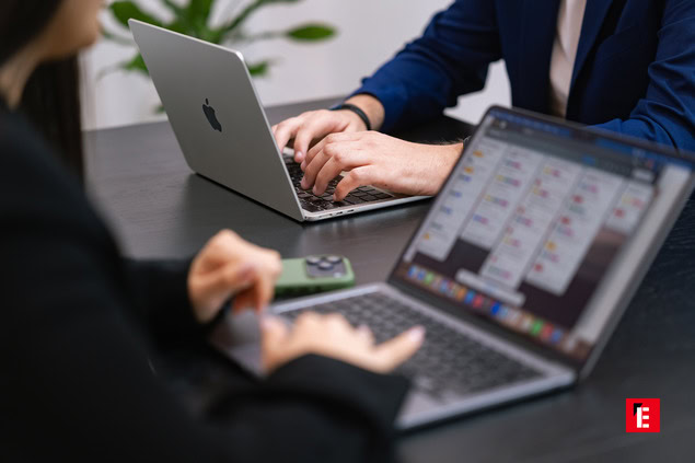 collaborazione digitale in ufficio: laptop e mani