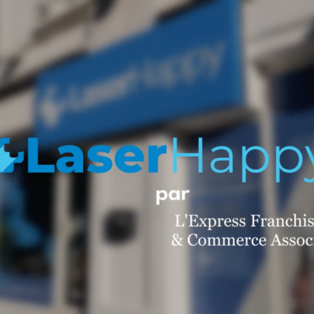 laserhappy : franchise et logo sur vitrine floue