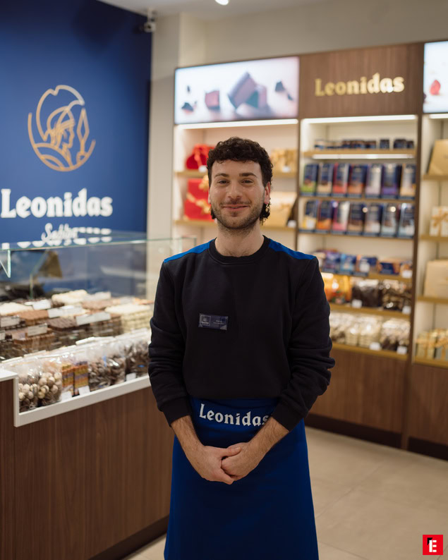 commesso leonidas nel negozio di cioccolato