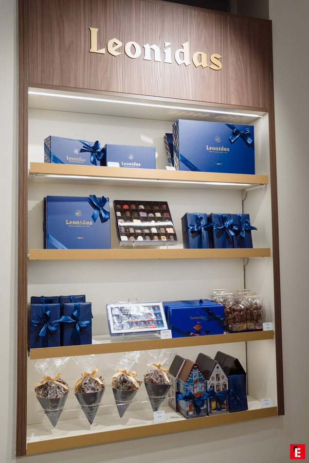 vetrina leonidas: cioccolatini e confezioni regalo blu e oro