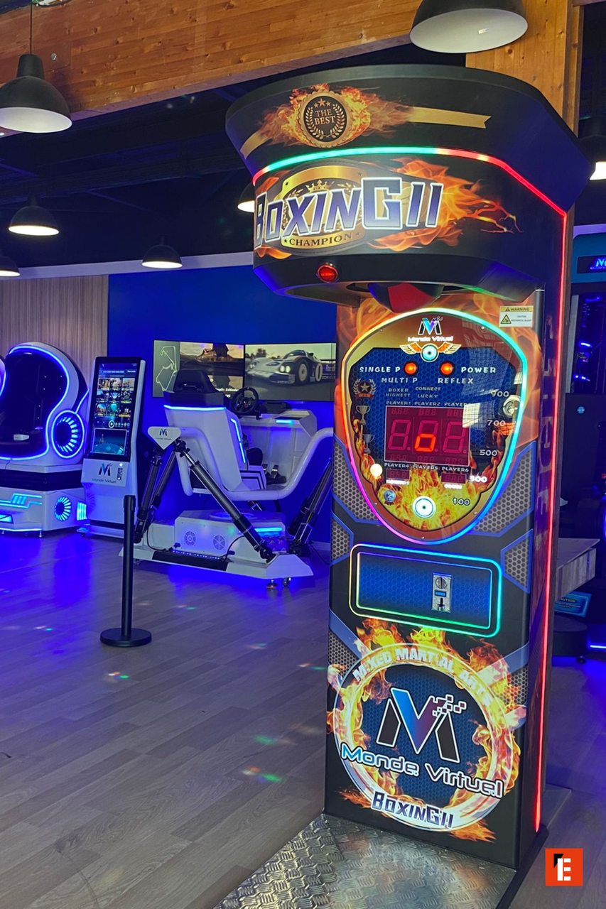 machine de boxe led dans salle darcade moderne