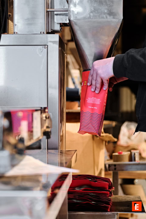 remplissage industriel de sachets rouges à la main