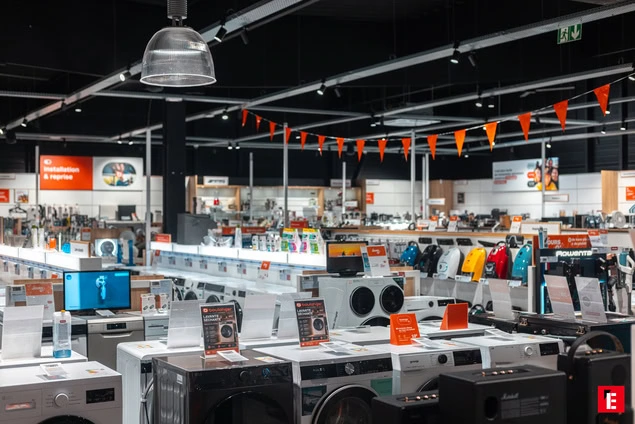 showroom Électroménager avec lave linge et accessoires