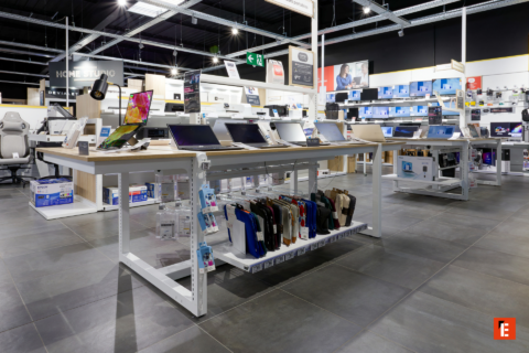 showroom Électronique moderne avec tables de démonstration