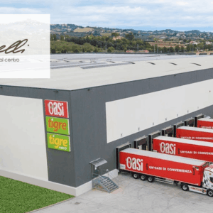 centro logistico oasi: camion rossi e pannelli solari