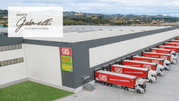 centro logistico oasi: camion rossi e pannelli solari