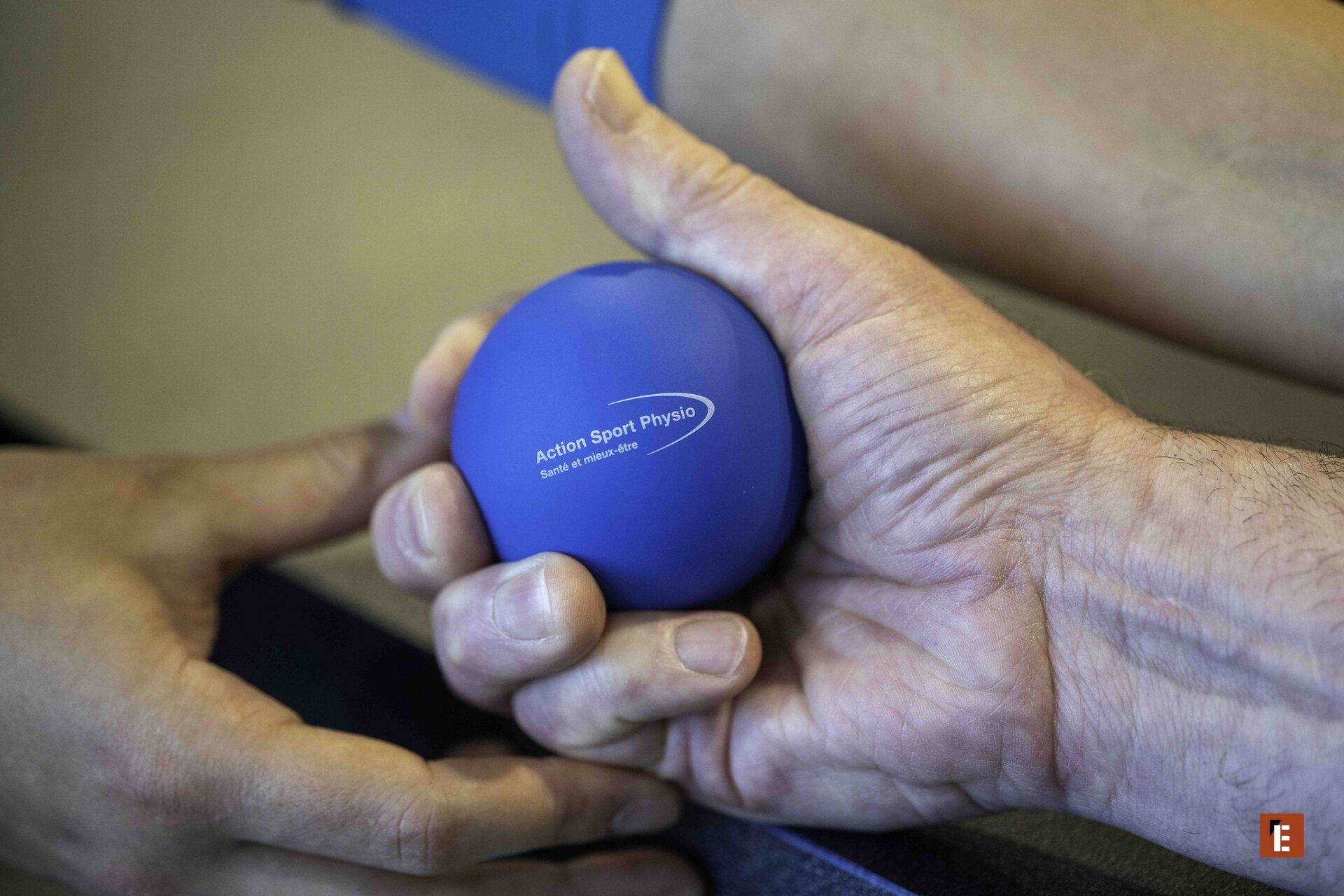 rééducation de la main avec balle bleue physio