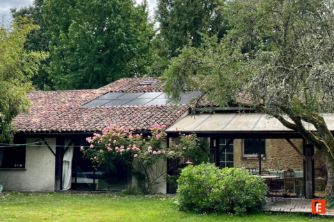 maison de campagne fleurie avec panneaux solaires