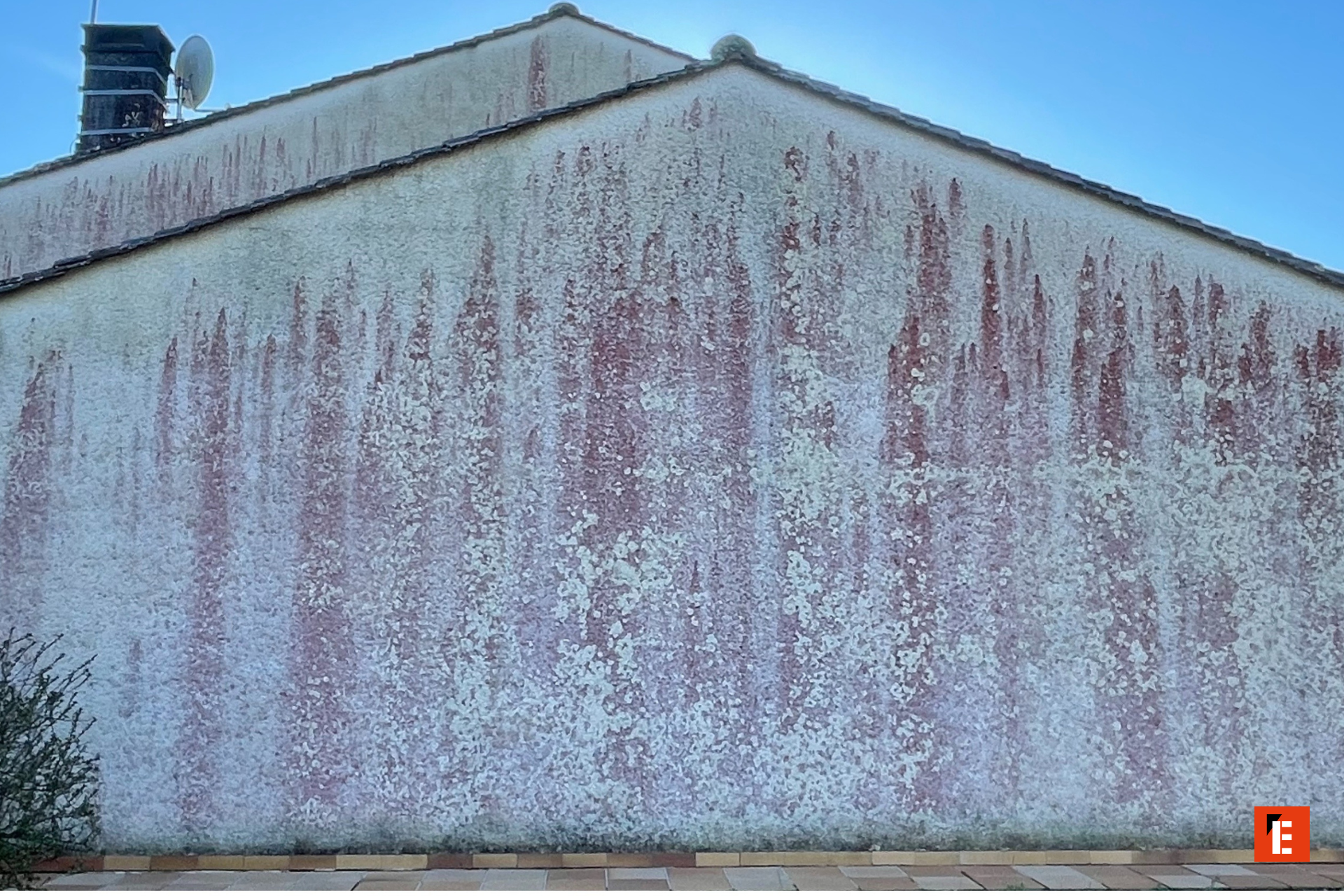 façade patinée: pignon rouillé sous ciel bleu