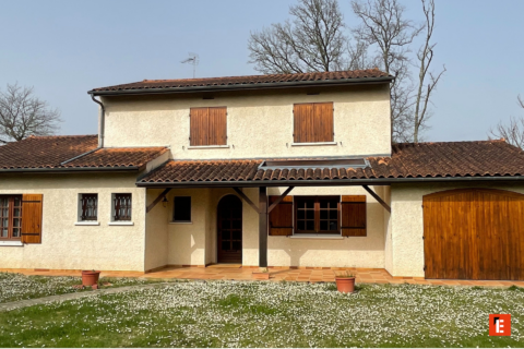 maison de campagne à toit de tuiles et pelouse fleurie