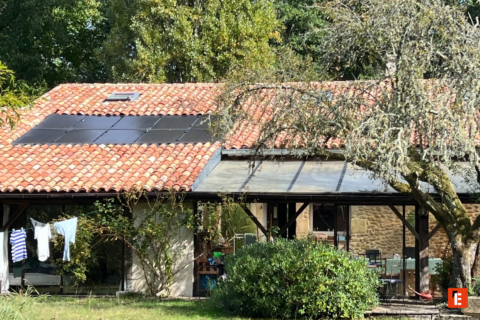maison champêtre au toit de tuiles et panneaux solaires