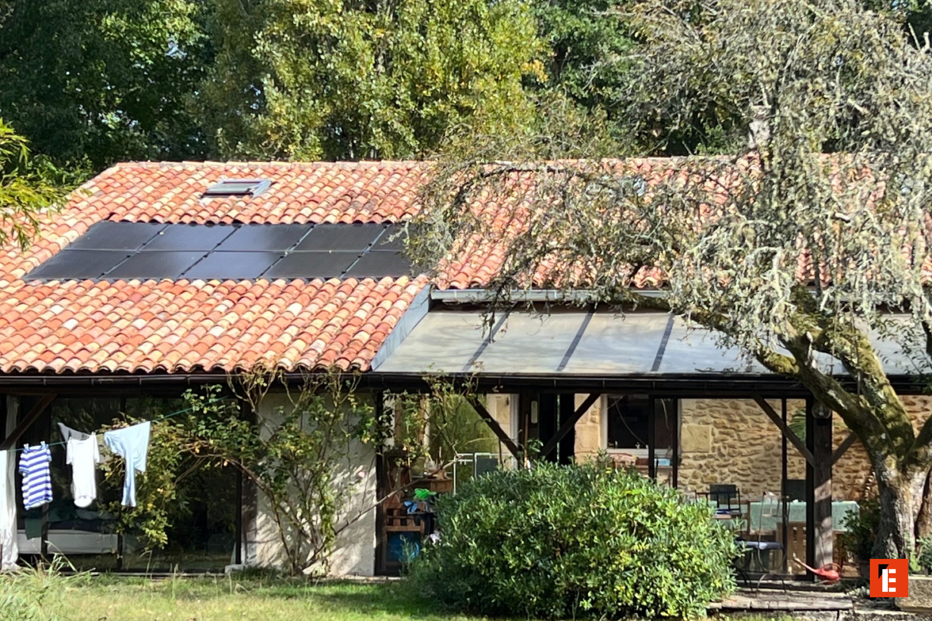 maison champêtre au toit de tuiles et panneaux solaires