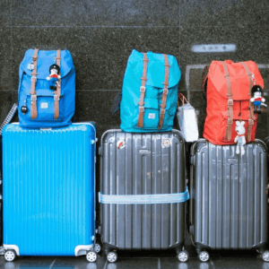 maletas y mochilas coloridas alineadas