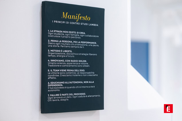 manifesto del centro studi lambda su targa elegante