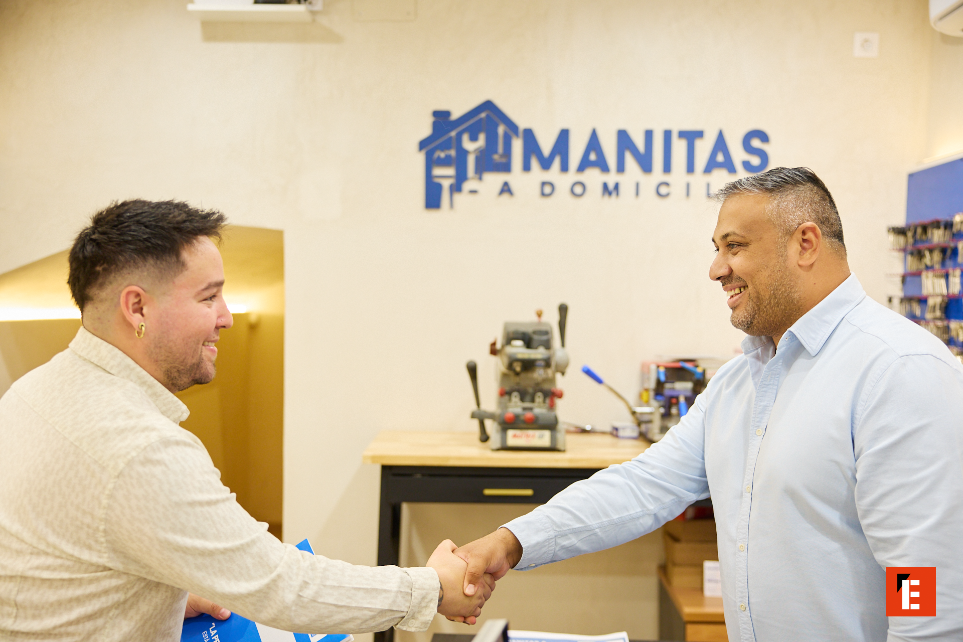 manitas a domicilio: apretón de manos y confianza