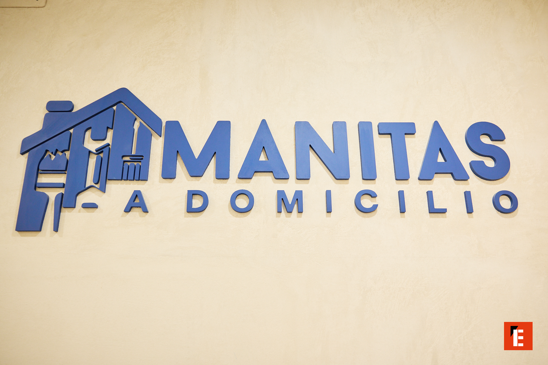 letrero azul manitas a domicilio con logotipo