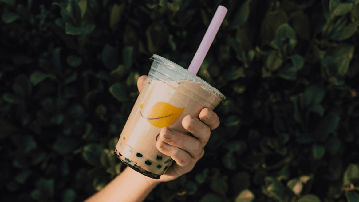 mano con bebida bubble tea