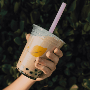 mano con bebida bubble tea