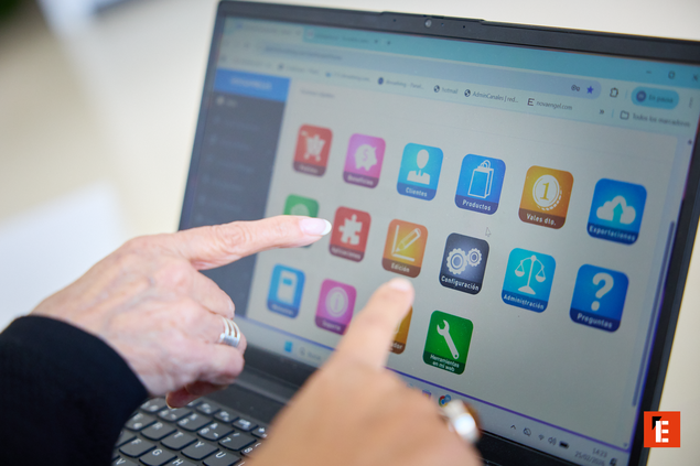 manos señalando pantalla de aplicación empresarial