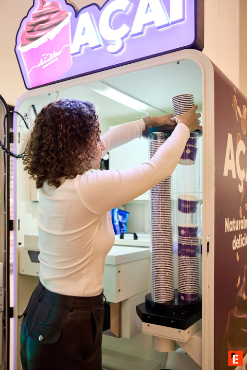 recarga de vasos en máquina de açaí