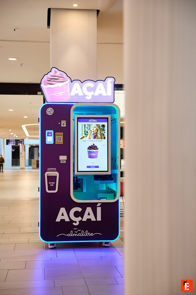 máquina expendedora de açaí neón en centro comercial