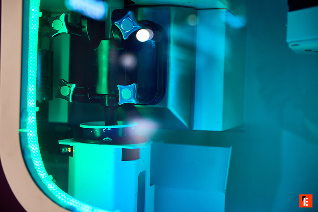 robot de laboratorio compacto con iluminación turquesa