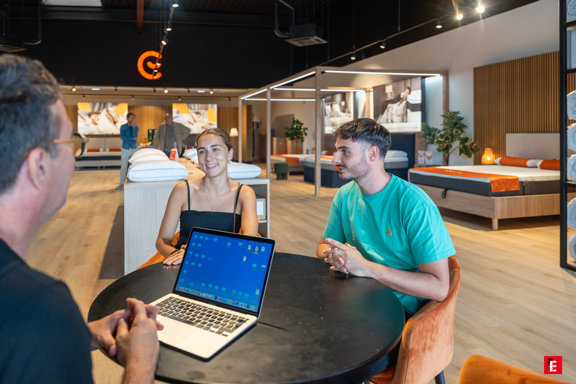 individuelle matratzenberatung im modernen showroom