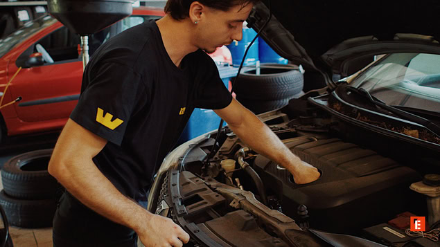 meccanico in officina controlla motore auto